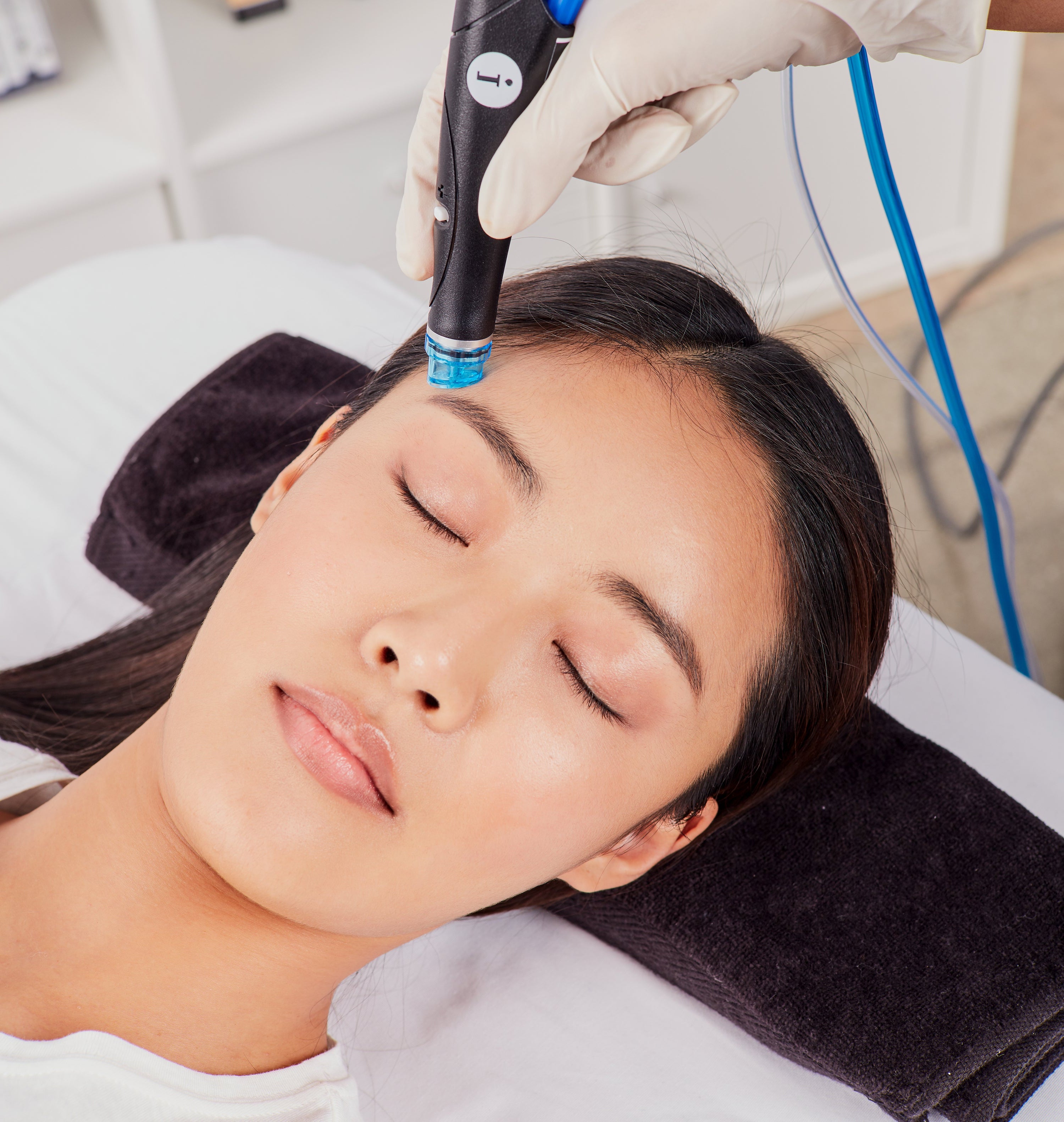 Soin du visage Hydrafacial en clinique chez SK Dermo Esthétique pour nettoyer, exfolier et hydrater la peau en profondeur.