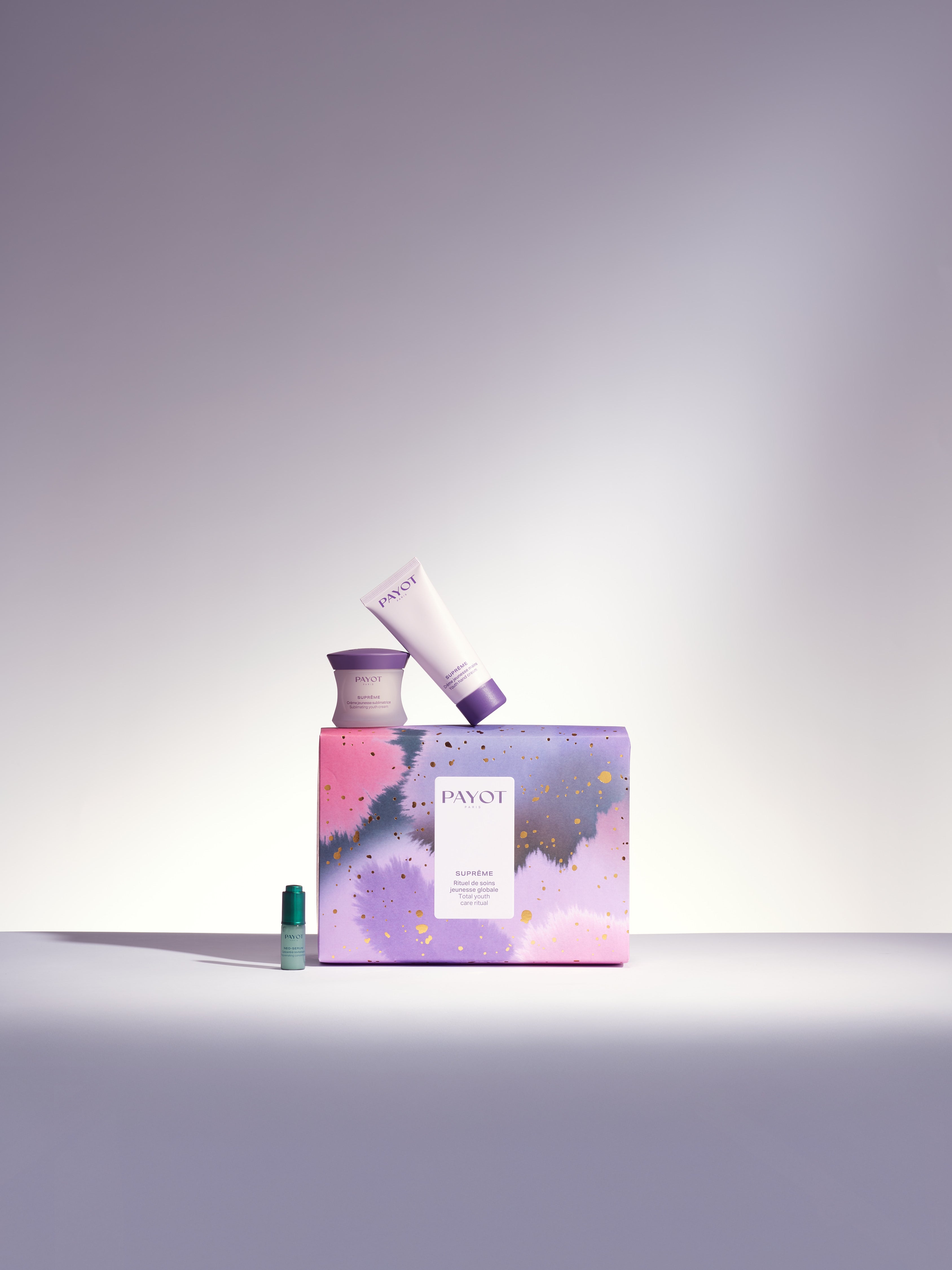 Découvrez notre coffret SUPRÊME, l’allié des peaux matures, composé de deux produits de la gamme ainsi qu’un format découverte de notre nouveauté : le NEO-SERUM.