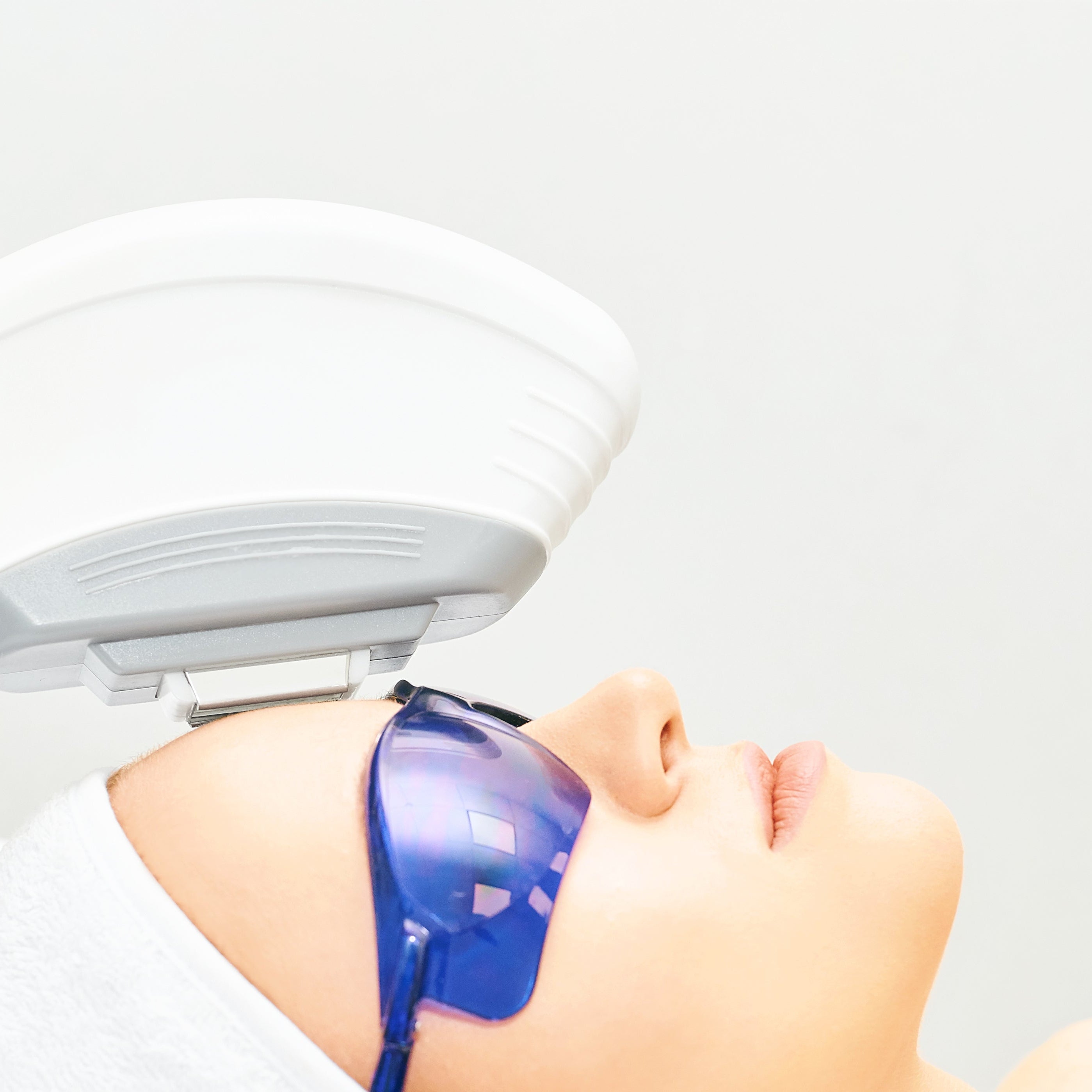 Traitement de photorajeunissement de la peau du visage à l'aide d'un appareil à lumière pulsée (IPL) chez SK Dermo Esthétique