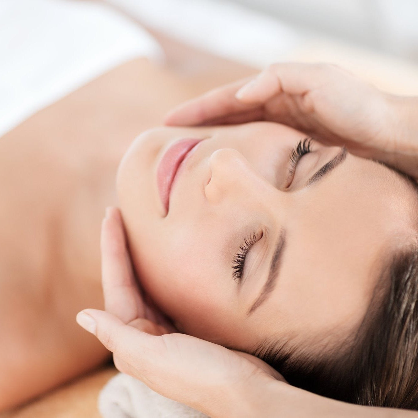 Massage relaxant du visage lors d'un soin cutané personnalisé en clinique chez SK Dermo Esthétique Sherbrooke