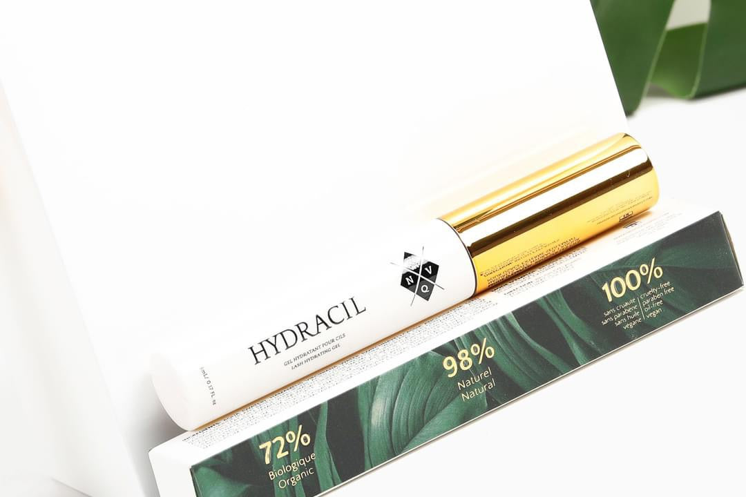 Soin hydratant Hydracil pour cils et sourcils, formule naturelle et biologique, compatible avec les extensions de cils.